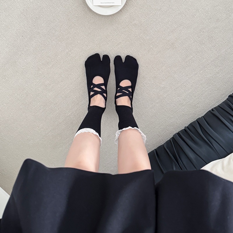 Lace Trim Split Toe Yoga Socks - Embellish Knit recension och pris